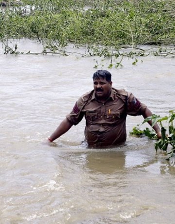 28 жертви след автобусна катастрофа в Индия