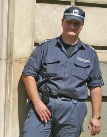 И таз добра. Ченгета на курс за човешко поведение