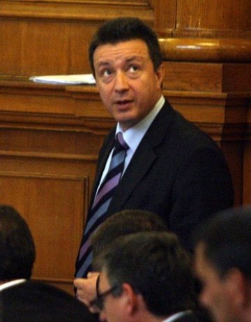 Темата за досиетата за 20 г. преход се превърнала във водевил