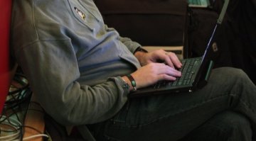 Младите в САЩ предпочитат интернет за източник за новини