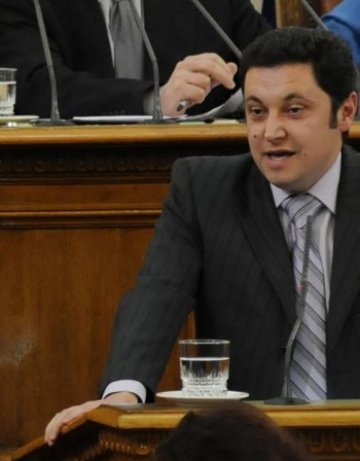 Цирк и ченгеджийница в родния парламент