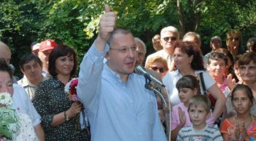 Станишев тръгва да бута кабинета, вади хора на улиците