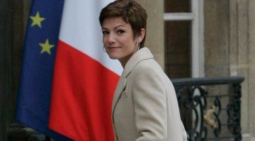 Френска министърка по панталони, уморила се от подмятания