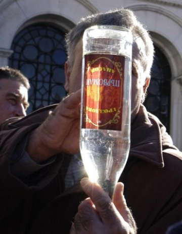 2500 лв. глоба за бутилка с алкохол на митинг