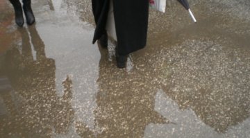 С двата крака и хоп в локвата