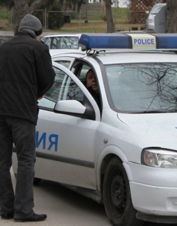 Неправоспособен младеж се опита да подкупи полицаи с 20 лв.