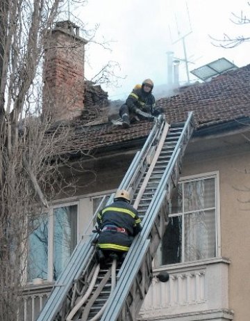 Куче причини пожар във Варна