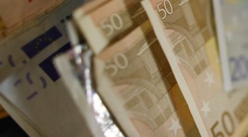 Румънски министър подаде оставка заради жена си