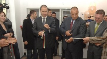 Арестанти търкат удобни нарове