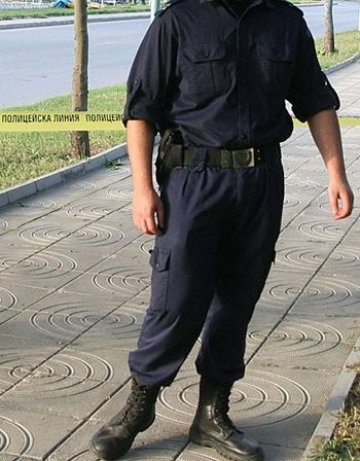 Пиян плаши съседа си с граната