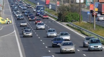 Има мокри пътни участъци