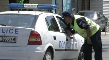 Пътник залепи десетачка на патрулка, арестуваха го