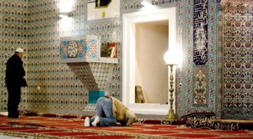 Пребит е пазачът на джамията в София