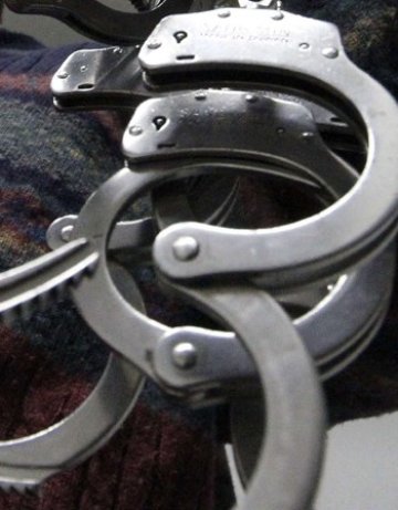 19-годишен псува полицаи, арестуват го