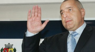 Борисов 400 дни рязал лентички, а е на власт от 700
