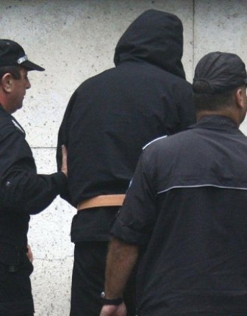 Години се укривал, но сега белезници за "Благословения"