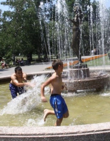 Термометрите удрят утре 40&deg;, привечер &ndash; градушки