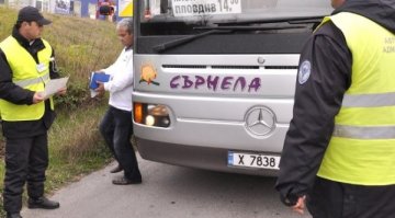 Редица жалби за претъпкани автобуси и мръсни влакове