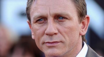 Дори на Джеймс Бонд му е трудно да откаже цигарите