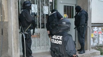 Закопчаха ексохранителен шеф за лихварство и рекет