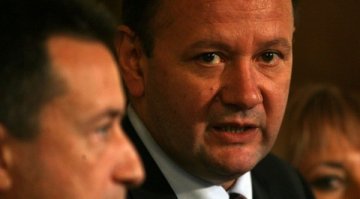 Глобиха Михаил Миков заради боядисване на пешеходна пътека
