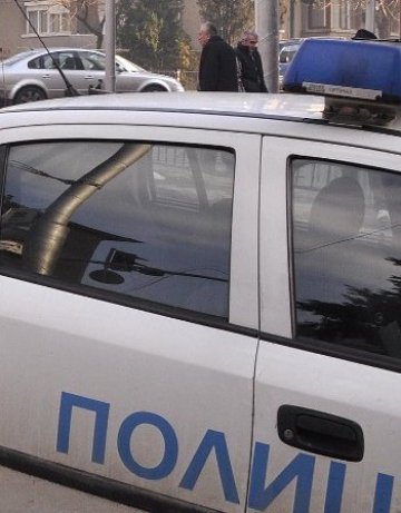 Пенсионер по болест размахва брадва и обира