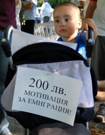 Младенов се скръндзи за детските добавки: Криза е!