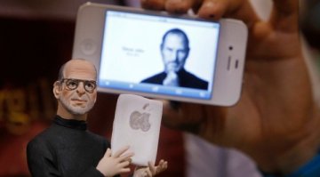 Apple почита паметта на Стив Джобс две седмици след смъртта му