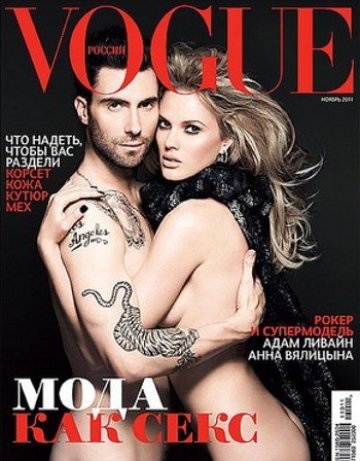 Фронтменът на Maroon 5 се появи гол с гаджето във Vogue