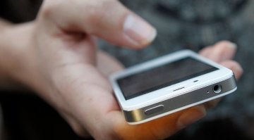 Apple работи над проблемите с батерията на iPhone 4S
