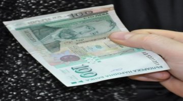 Спипаха измамница, искала да свие 112 бона от чужда сметка 