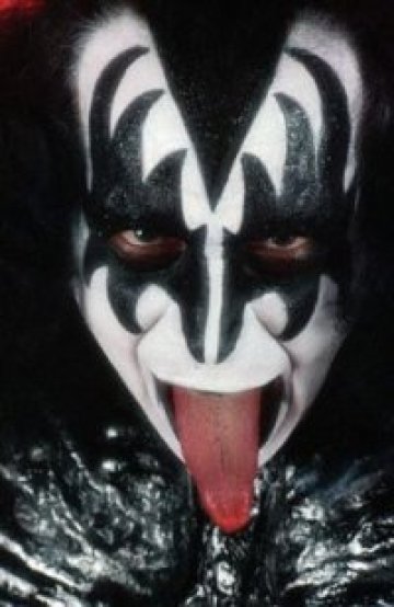 Басистът на Kiss гушна порно награда