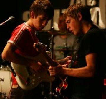 Arctic Monkeys атакуват рекордите с нов албум