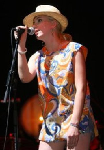 И Скарлет Йохансон пропя