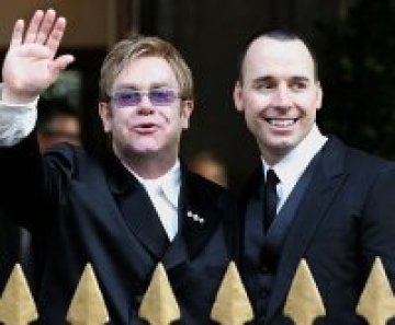 Снимка с разголени момичета вкара в беля Elton John