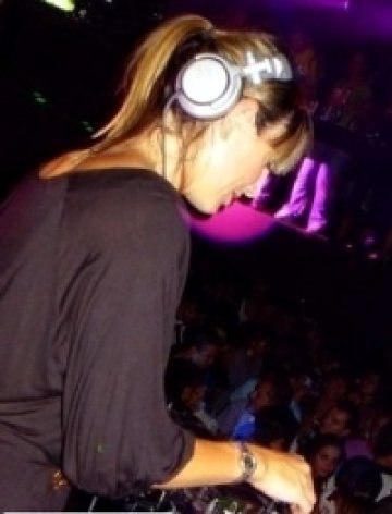 DJ Lottie: Жените са по-емоционални и са по-добри DJ-и от мъжете
