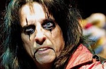 Съпругата на Alice Cooper му забрани да си направи пластична операция!