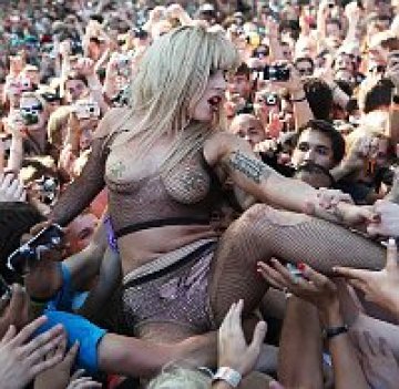 Lady Gaga скача полугола в ръцете на феновете си!
