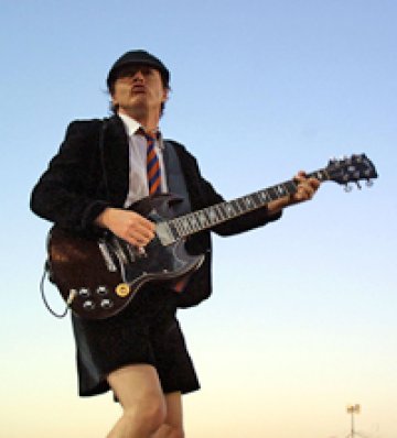 Днес празнуваме 56-ия рожден ден на Angus Young от AC/DC