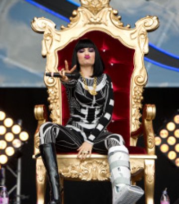 Jessie J пя с гипсиран крак на Glastonbury (видео)