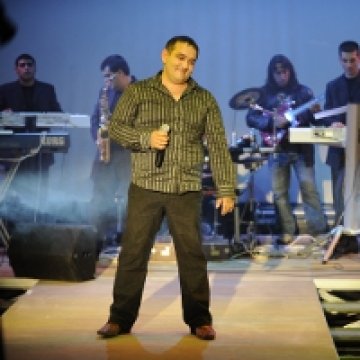 Радо Шишарката ще пее &quot;Thunderstruck&quot; на AC/DC