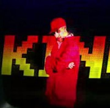 Рапърът Kingpin го играе 16 битов герой в дебютния си клип