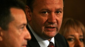 Кабинетът не се справя, а и създава корупция!