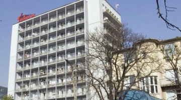 Пламнала елха прати трима в „Пирогов“