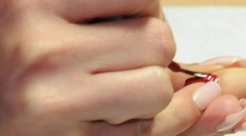 Хит по празниците – огненочервен маникюр стилет