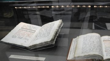 Ученици от Добрич преписват "История славянобългарска"