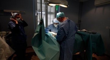 Гавра! 7-годишно англичанче получи липосукция за Коледа