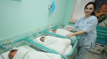 Последното бебе на 2011 и първото на 2012 родени през 3 минути