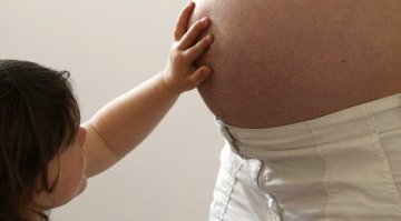 Първото ритниче на бебето – кога се усеща за първи път?