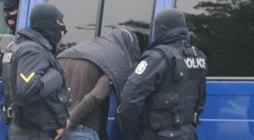 Арестуваха трима за изнудване на непълнолетен